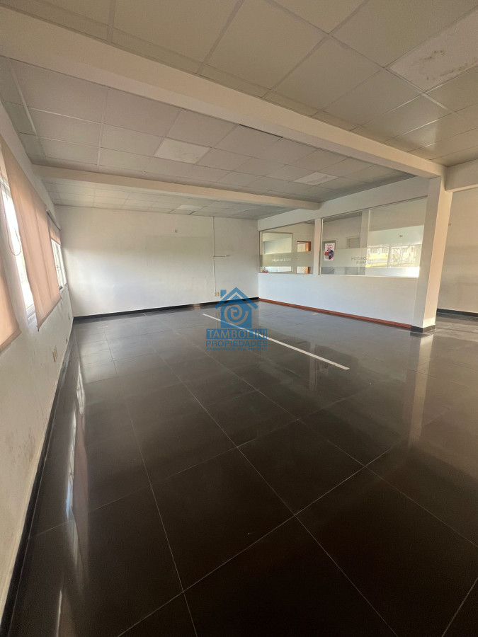 Local Comercial ID.789 - Gran Local en Alquiler Anual en Maldonado