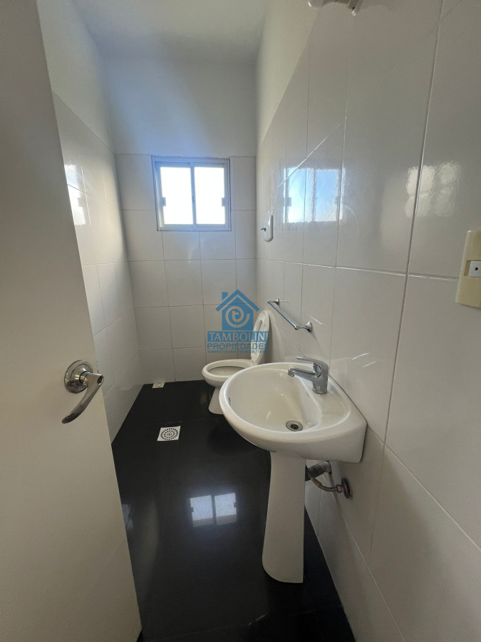 Local Comercial ID.789 - Gran Local en Alquiler Anual en Maldonado