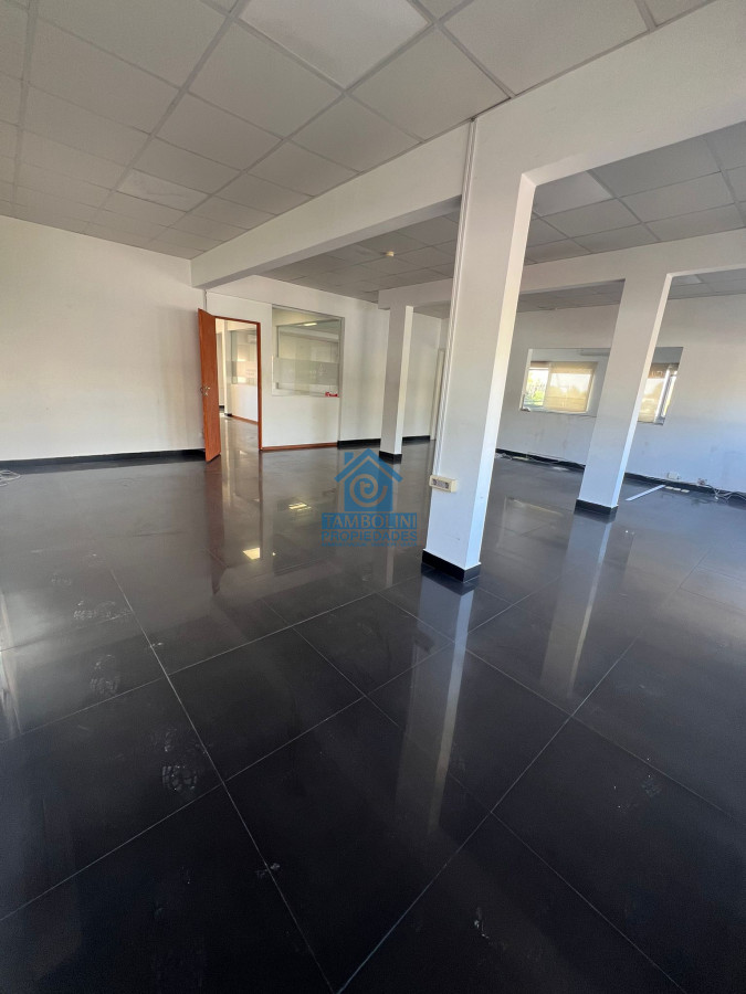 Local Comercial ID.789 - Gran Local en Alquiler Anual en Maldonado