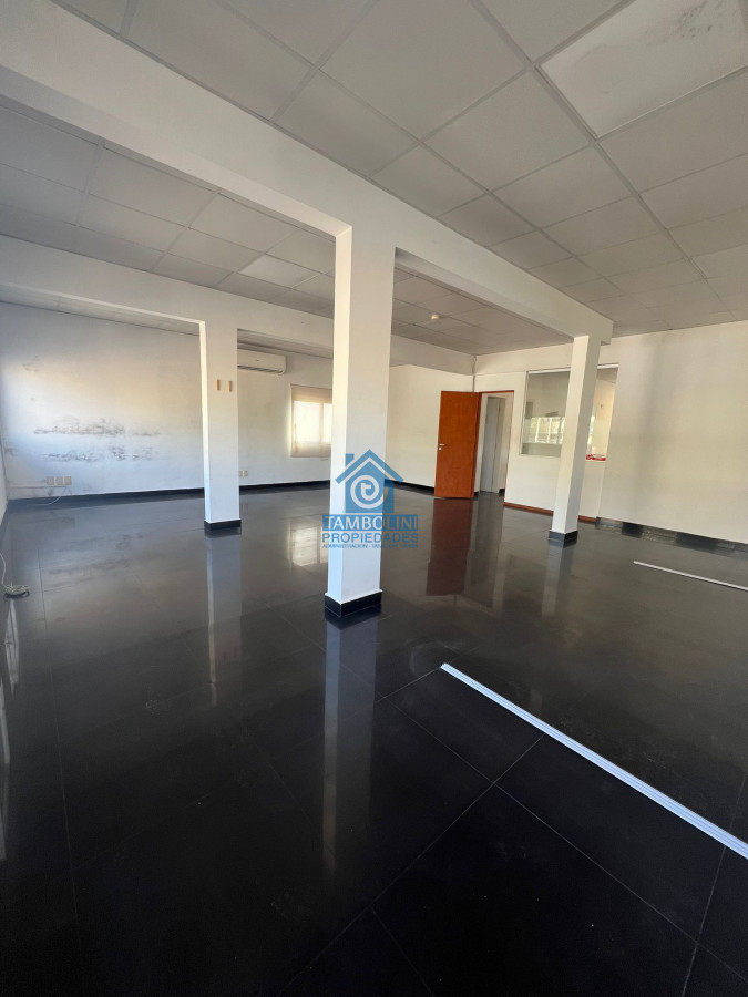 Local Comercial ID.789 - Gran Local en Alquiler Anual en Maldonado