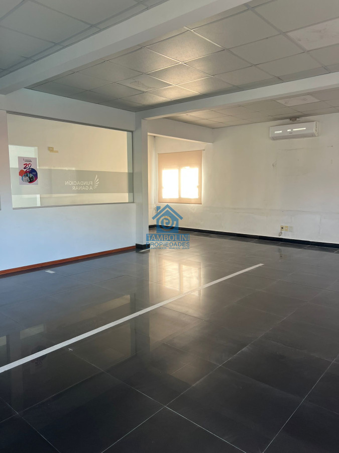 Local Comercial ID.789 - Gran Local en Alquiler Anual en Maldonado