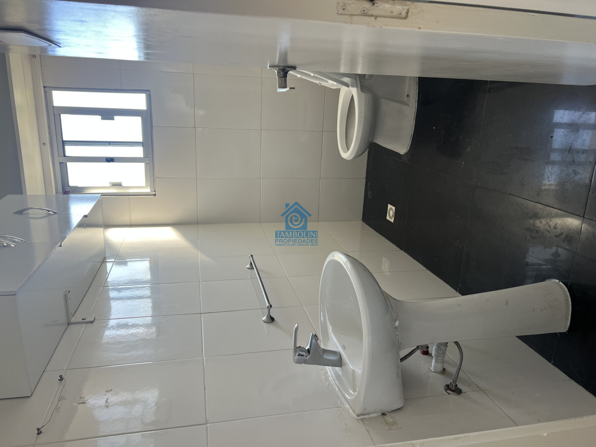 Local Comercial ID.789 - Gran Local en Alquiler Anual en Maldonado