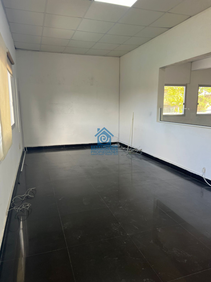 Local Comercial ID.789 - Gran Local en Alquiler Anual en Maldonado