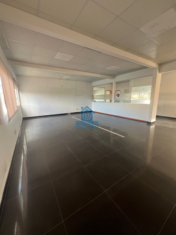 Local Comercial ID.789 - Gran Local en Alquiler Anual en Maldonado