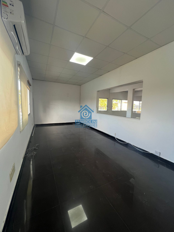 Local Comercial ID.789 - Gran Local en Alquiler Anual en Maldonado