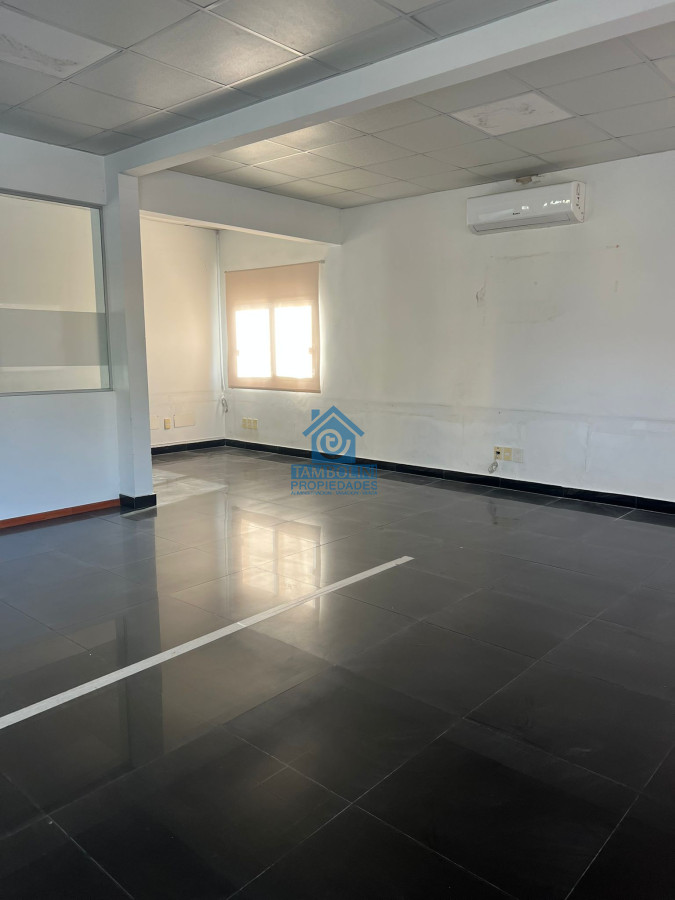 Local Comercial ID.789 - Gran Local en Alquiler Anual en Maldonado