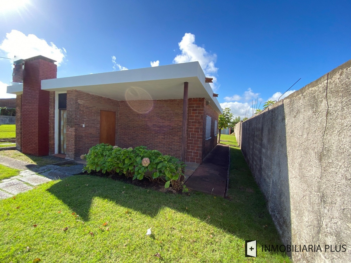Casa ID.688 - Casa en Venta con 1077 m2 de Terreno, 2 Dormitorios en Sarubbi Maldonado C688B