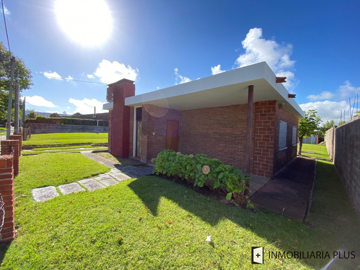 Casa ID.688 - Casa en Venta con 1077 m2 de Terreno, 2 Dormitorios en Sarubbi Maldonado C688B