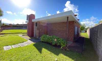 Casa en Venta con 1077 m2 de Terreno, 2 Dormitorios en Sarubbi Maldonado C688B