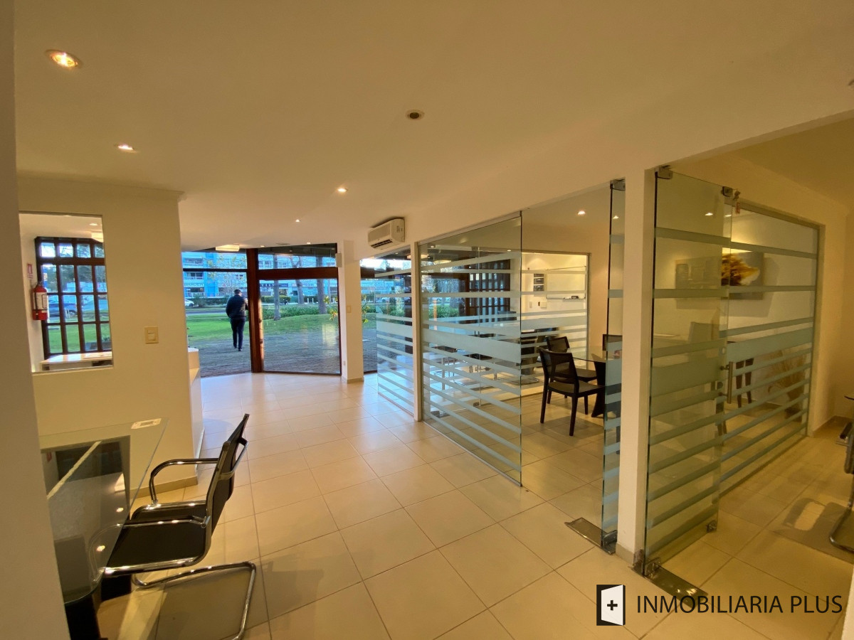 Local Comercial ID.473 - Alquiler de local de 70 m2 en Punta del Este sobre Roosevelt C925