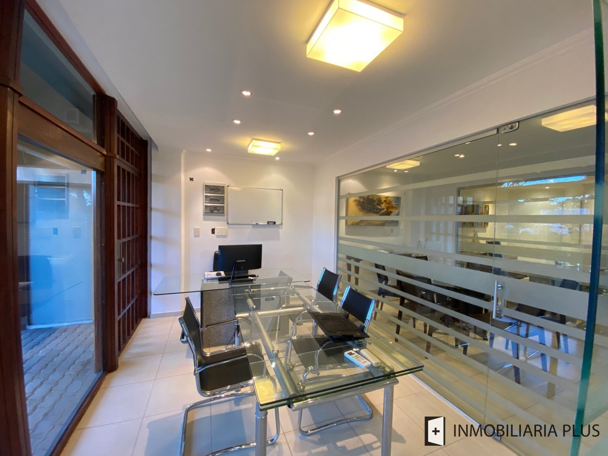 Local Comercial ID.473 - Alquiler de local de 70 m2 en Punta del Este sobre Roosevelt C925