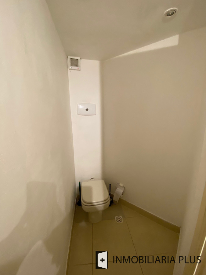 Local Comercial ID.473 - Alquiler de local de 70 m2 en Punta del Este sobre Roosevelt C925