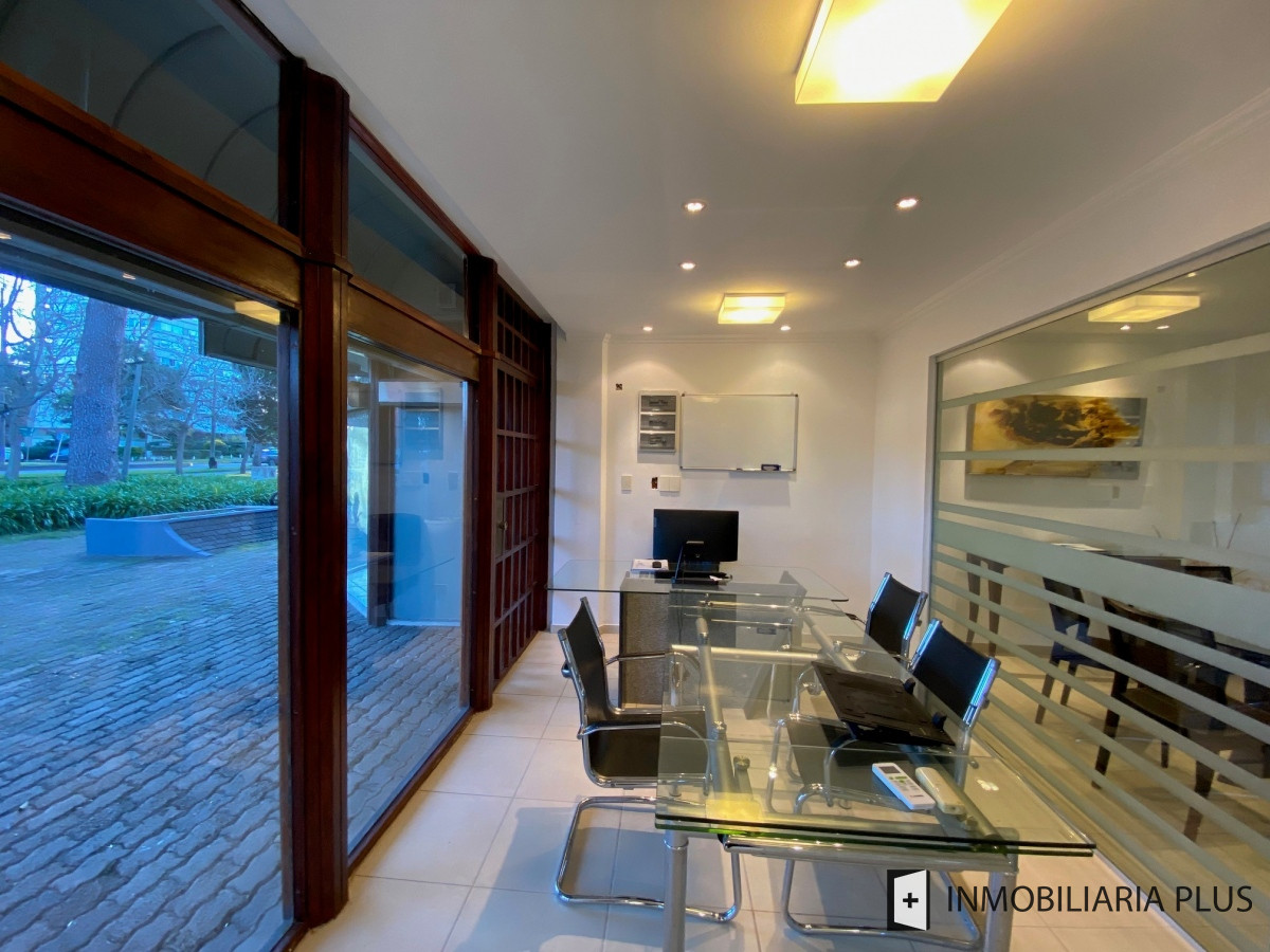 Local Comercial ID.473 - Alquiler de local de 70 m2 en Punta del Este sobre Roosevelt C925