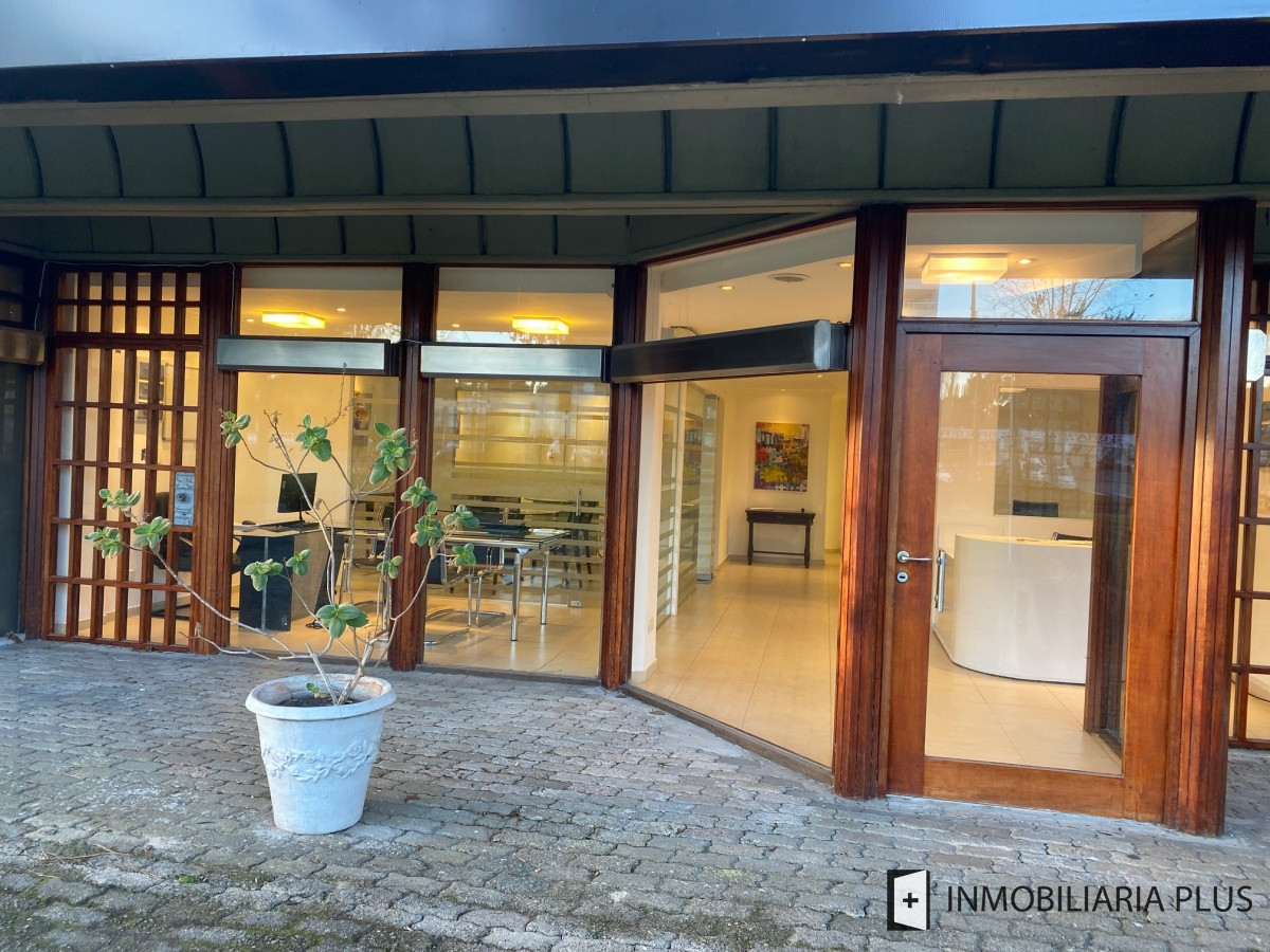 Local Comercial ID.473 - Alquiler de local de 70 m2 en Punta del Este sobre Roosevelt C925