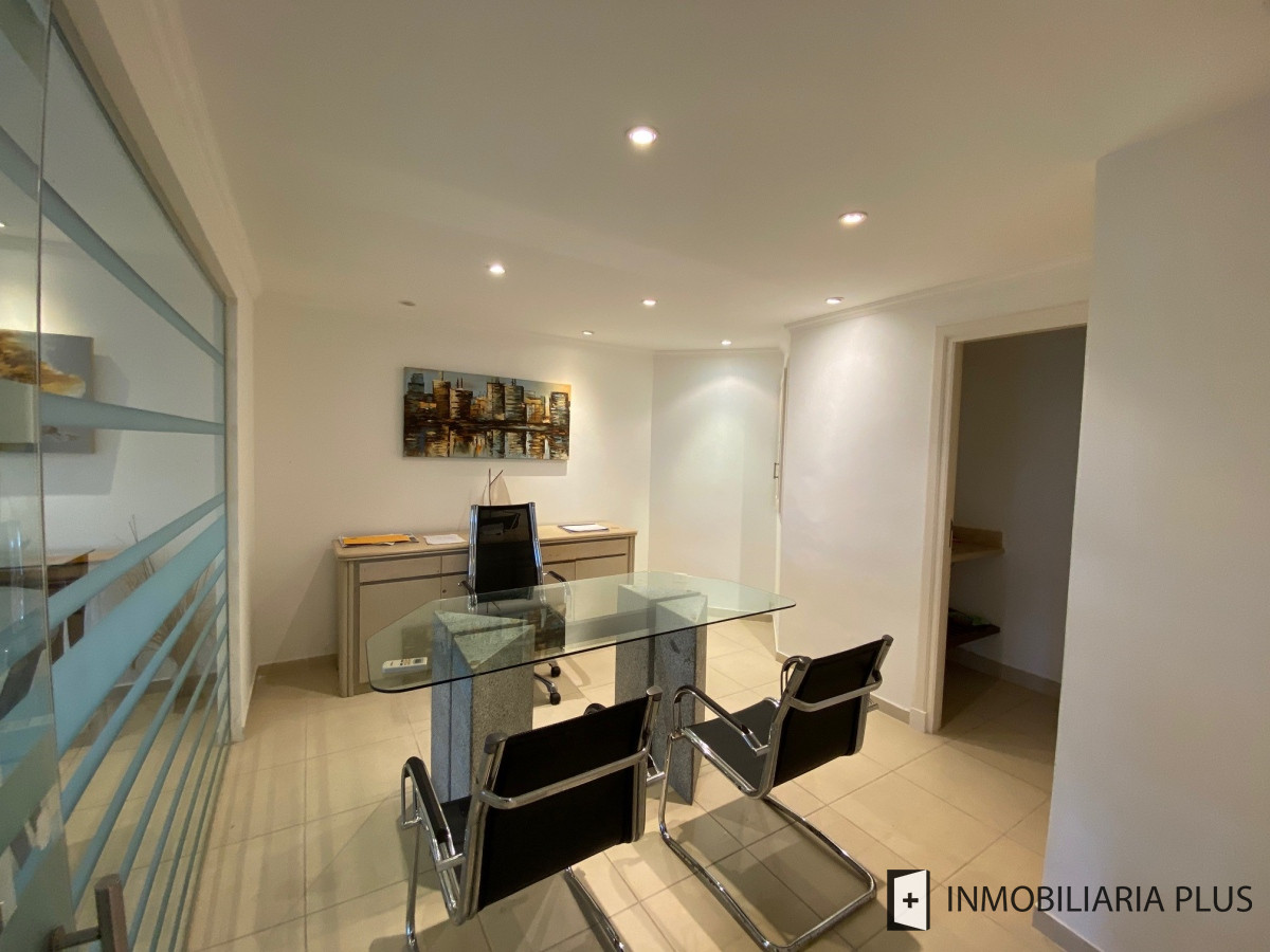 Local Comercial ID.473 - Alquiler de local de 70 m2 en Punta del Este sobre Roosevelt C925