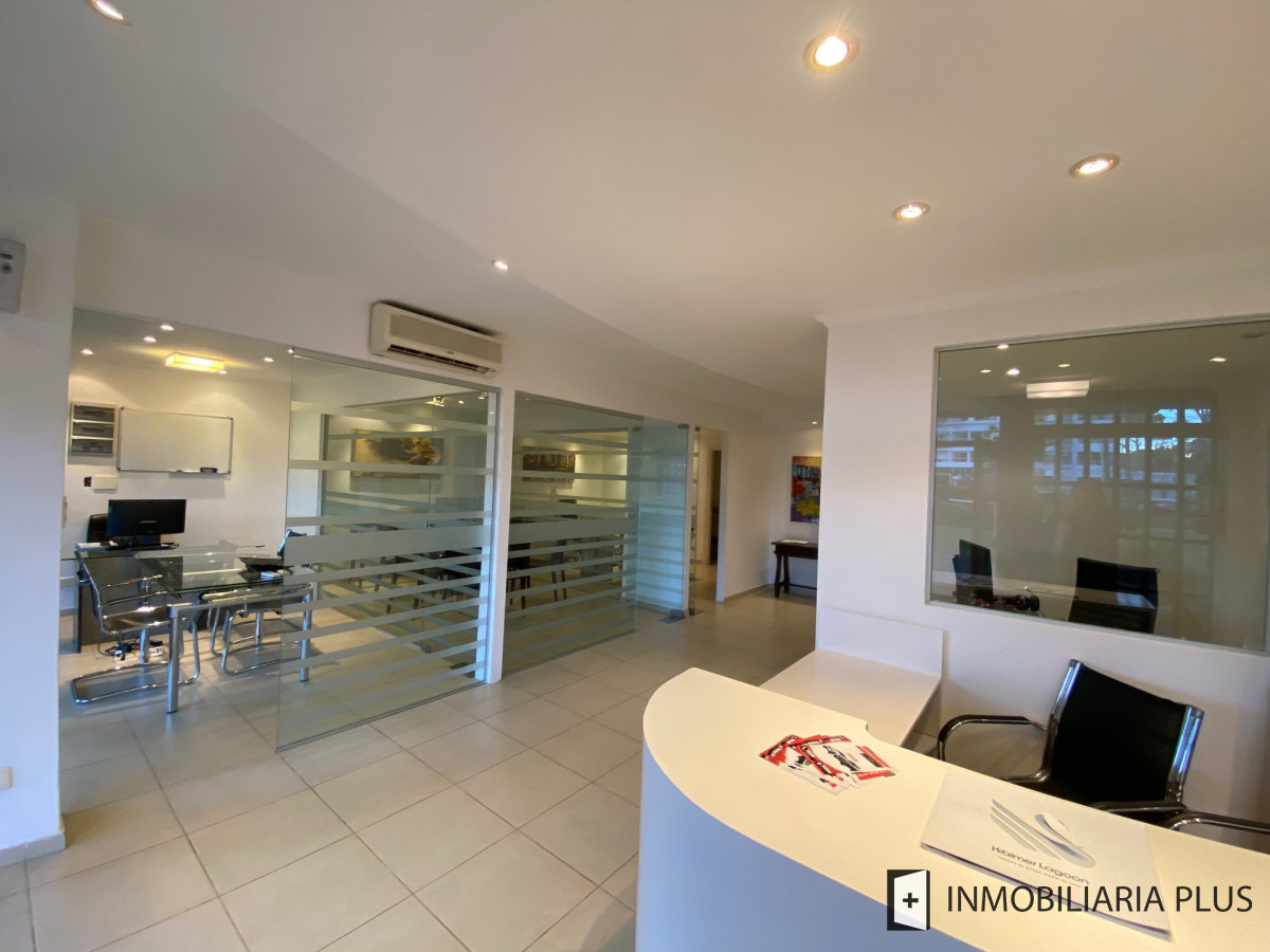 Local Comercial ID.473 - Alquiler de local de 70 m2 en Punta del Este sobre Roosevelt C925