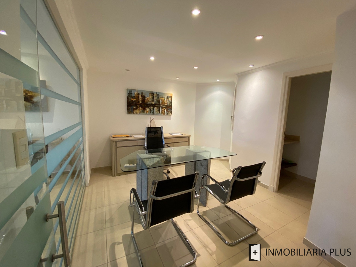 Local Comercial ID.473 - Alquiler de local de 70 m2 en Punta del Este sobre Roosevelt C925