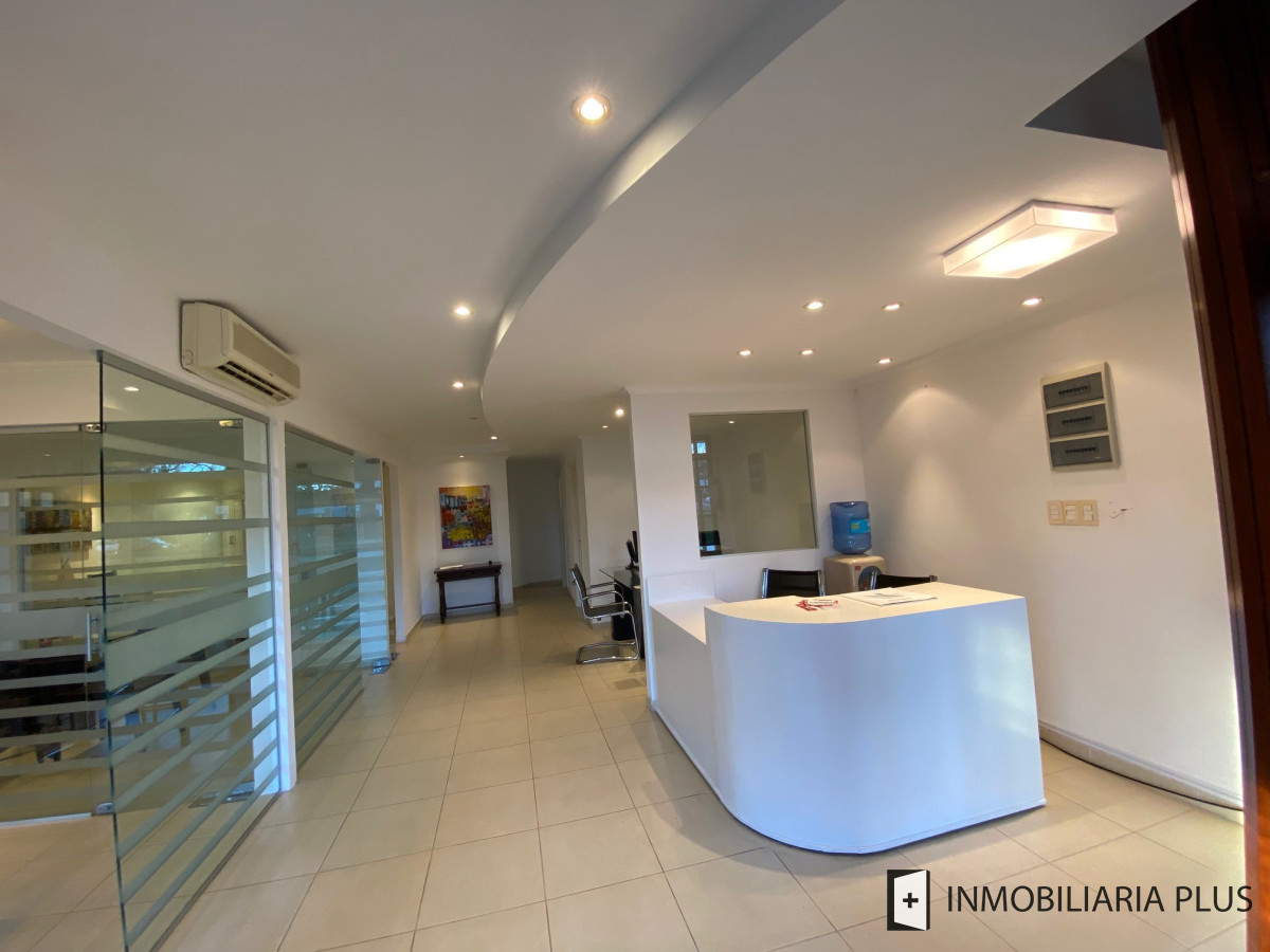 Local Comercial ID.473 - Alquiler de local de 70 m2 en Punta del Este sobre Roosevelt C925