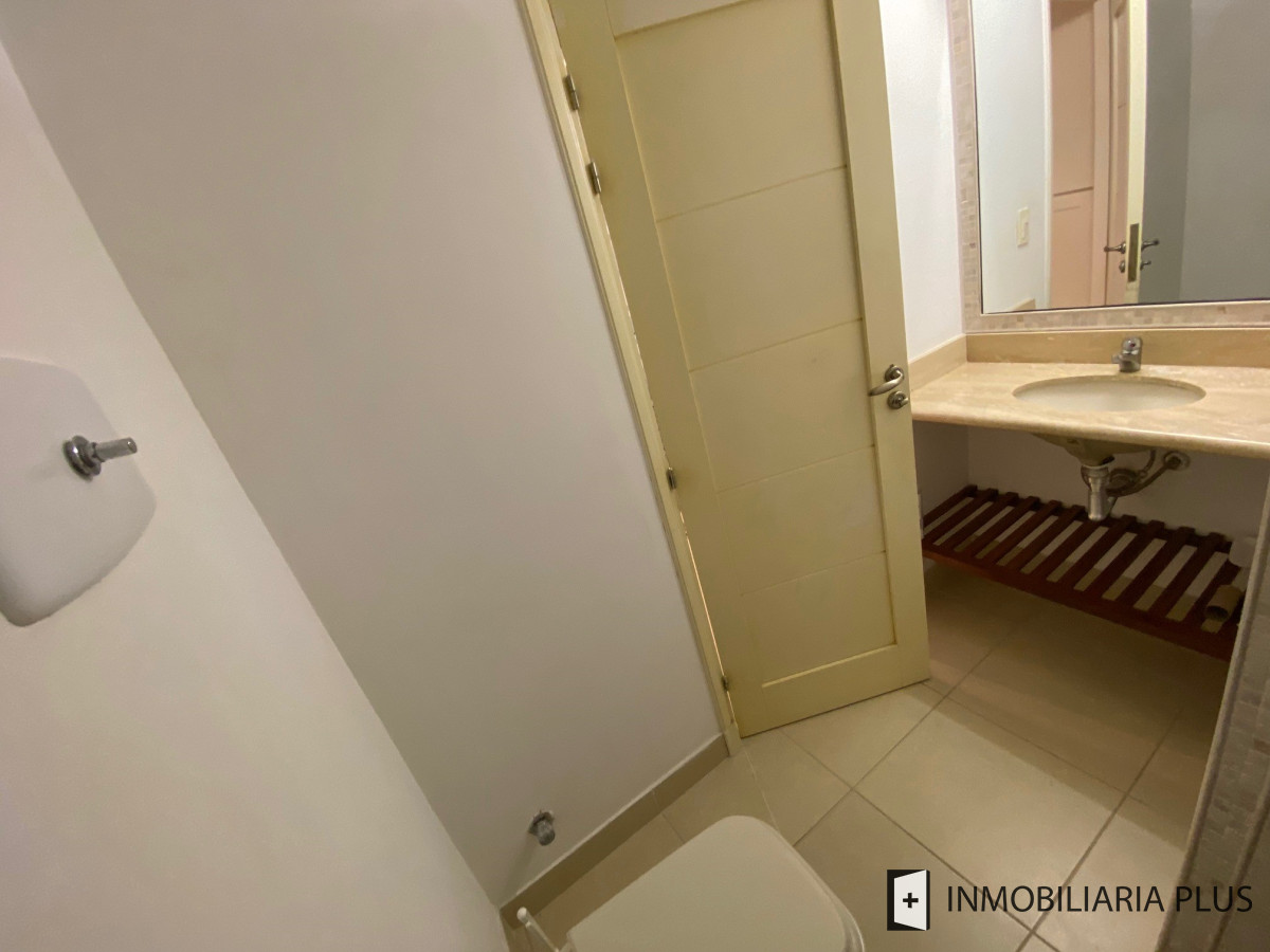 Local Comercial ID.473 - Alquiler de local de 70 m2 en Punta del Este sobre Roosevelt C925