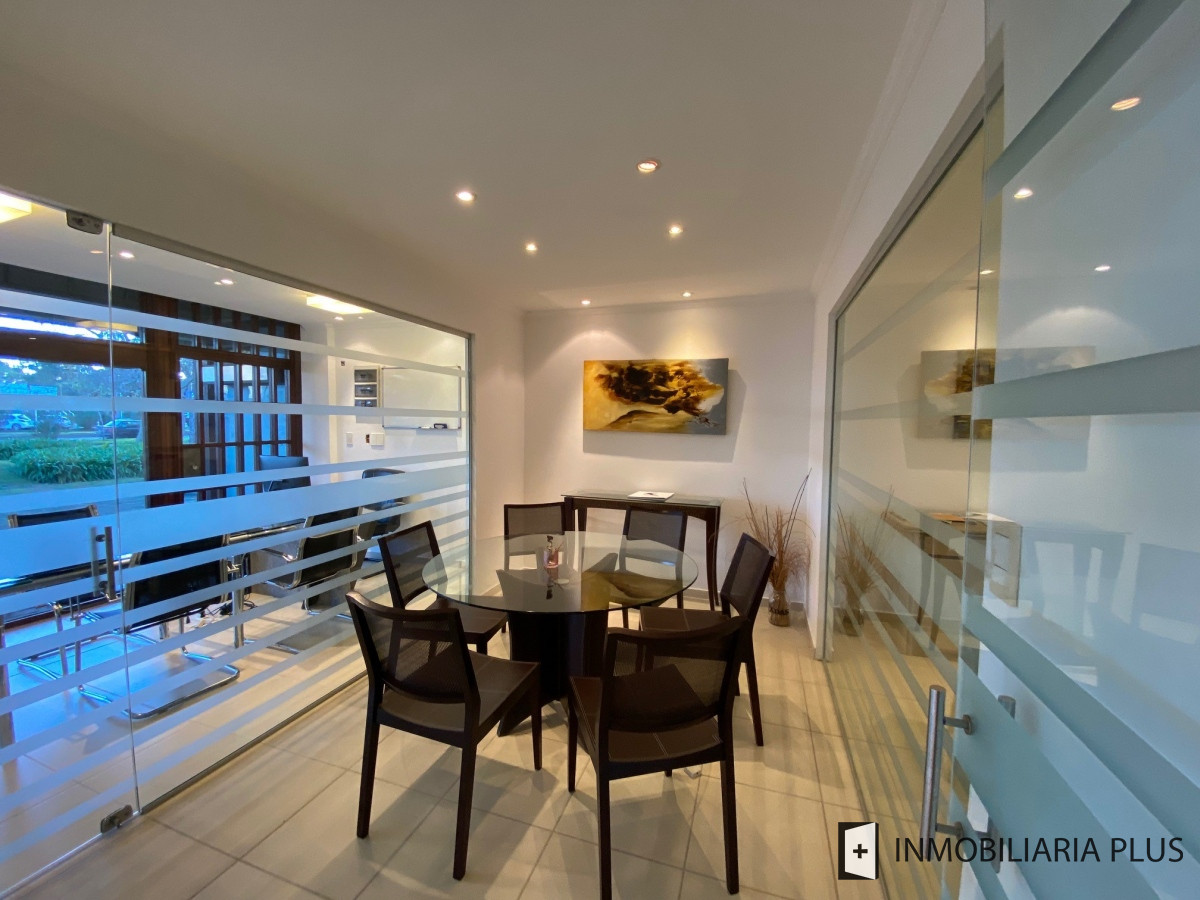 Local Comercial ID.473 - Alquiler de local de 70 m2 en Punta del Este sobre Roosevelt C925