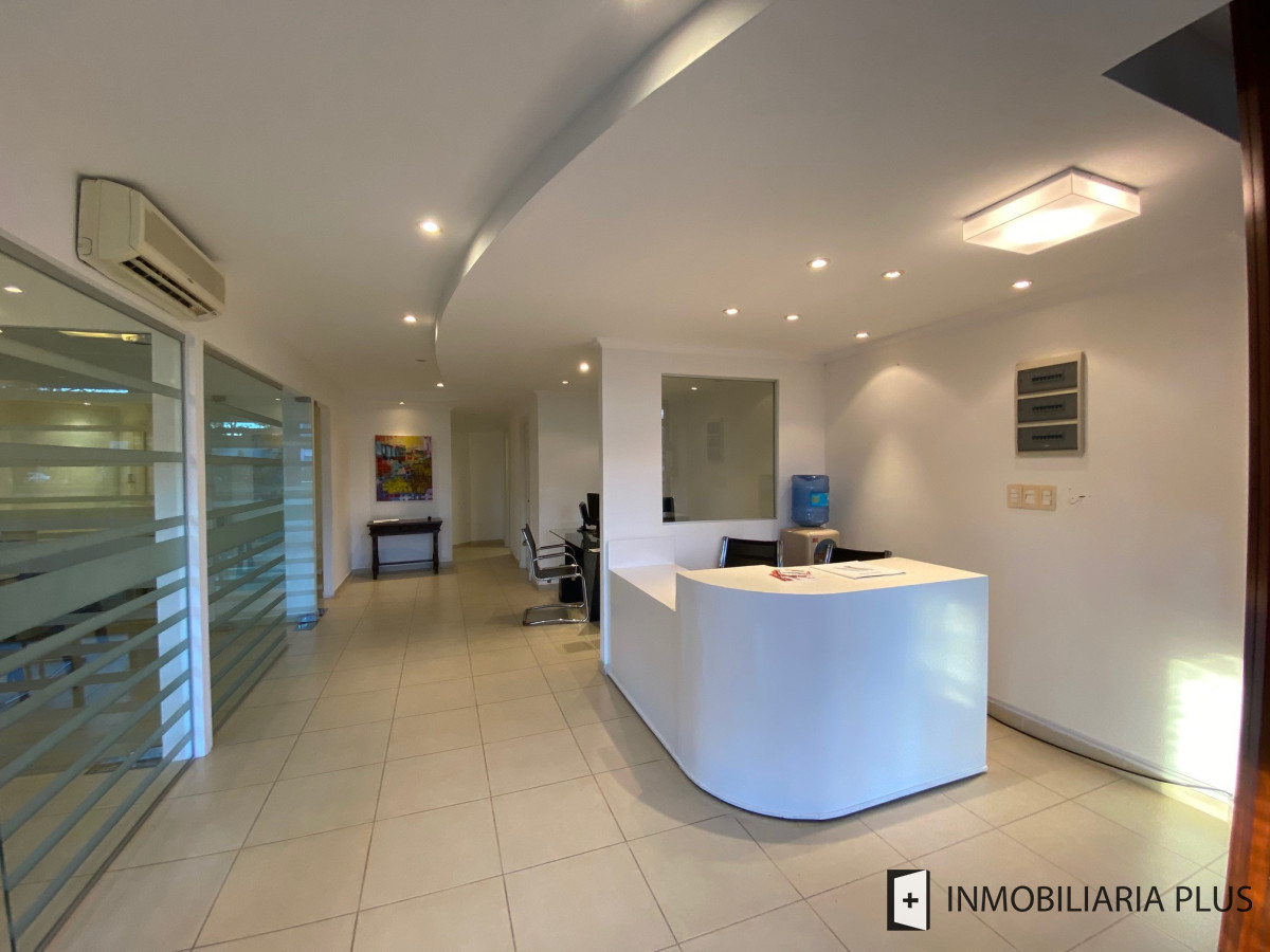 Local Comercial ID.473 - Alquiler de local de 70 m2 en Punta del Este sobre Roosevelt C925