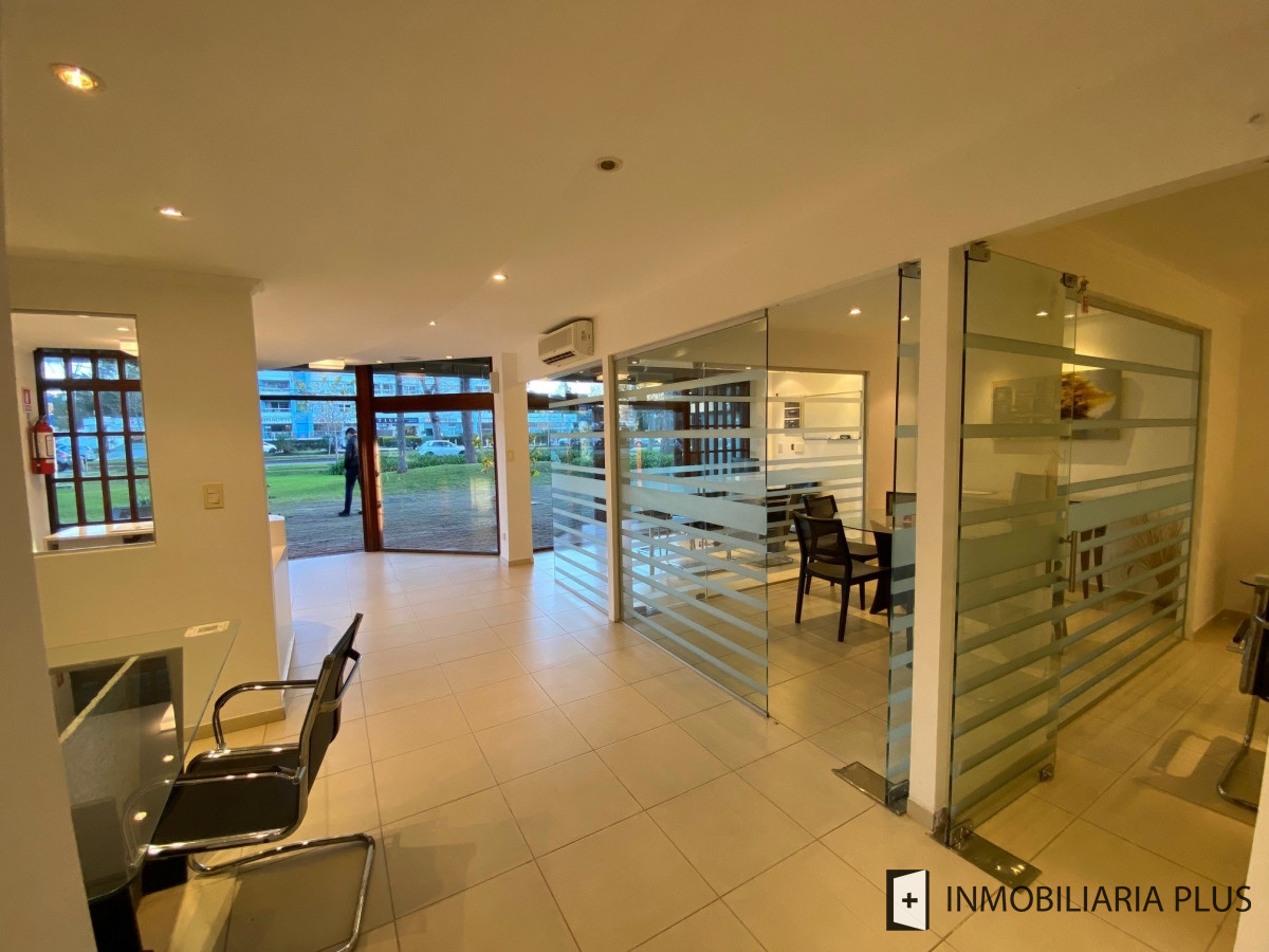 Local Comercial ID.473 - Alquiler de local de 70 m2 en Punta del Este sobre Roosevelt C925