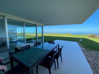 APARTAMENTO EN PRIMERA FILA PLAYA MANSA -PUNTA DEL ESTE 