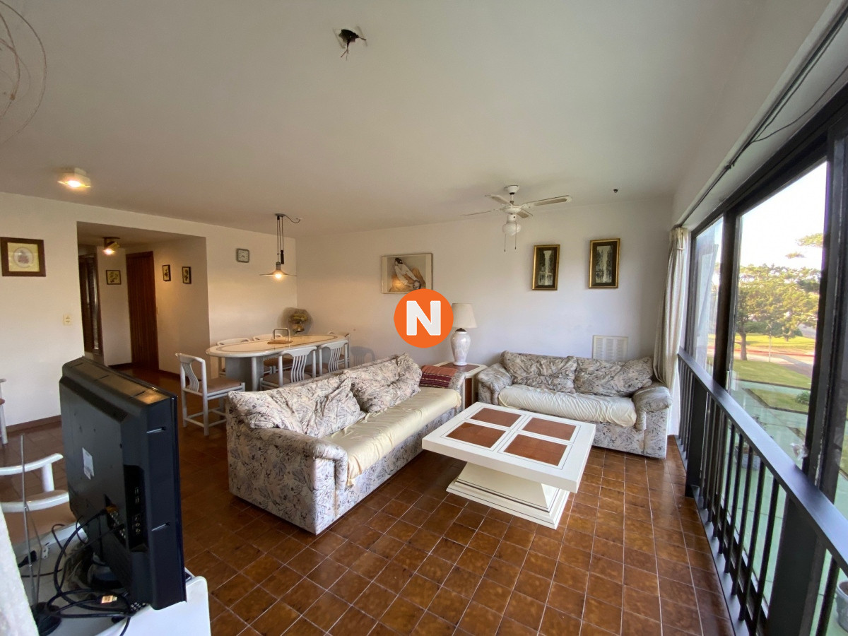 Apartamento Ref.222979 - VENTA APARTAMENTO 3 DORMITORIOS , 2 BAÑOS , DORMITORIO Y BAÑO SERVICIO