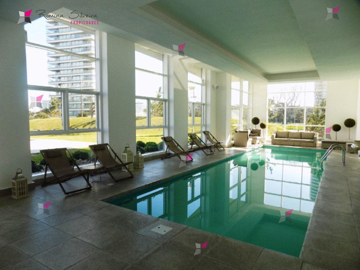 PISCINA CERRADA CLIMATIZADA