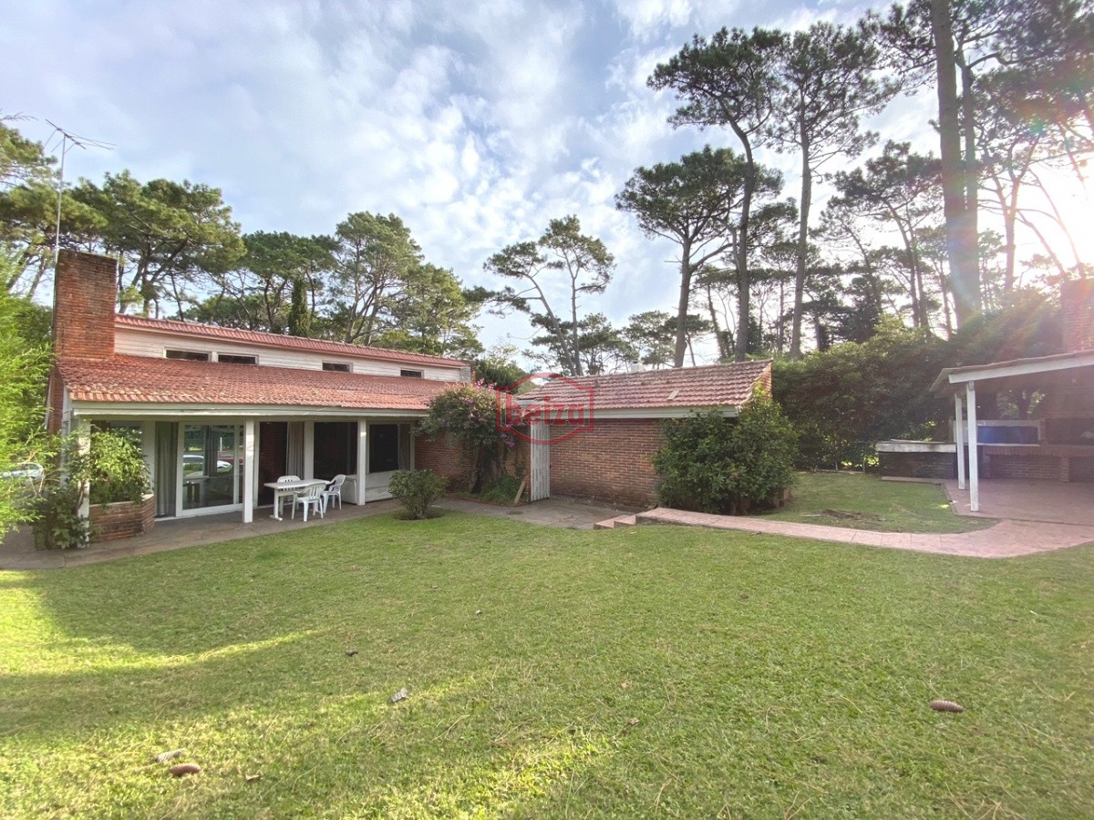 Casa ID.164341/mansa-una-cuadra-del-mar - VENDE CHALET TRES DORMITORIOS , DOS BAÑOS Y DORMITORIO Y BAÑO DE SERVICIO 