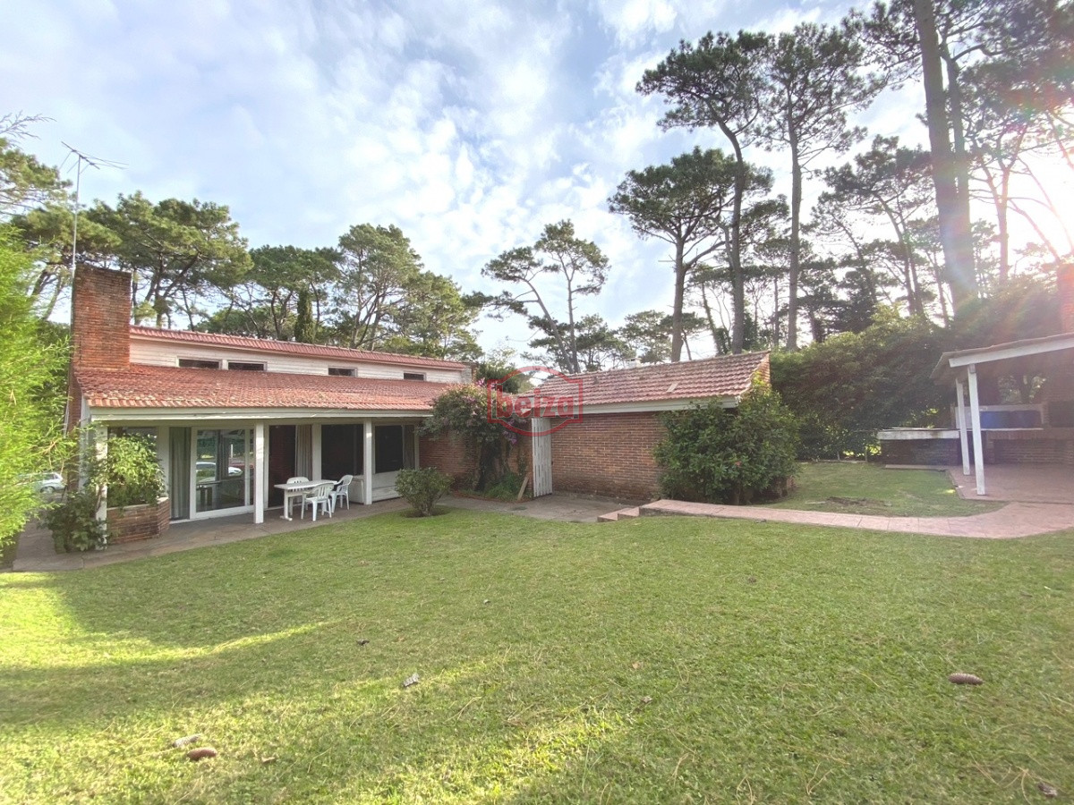 Casa ID.164341/mansa-una-cuadra-del-mar - VENDE CHALET TRES DORMITORIOS , DOS BAÑOS Y DORMITORIO Y BAÑO DE SERVICIO 
