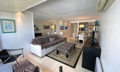 Excelente apto. Long Beach -Piso intermedio con vista al mar Punta del Este
