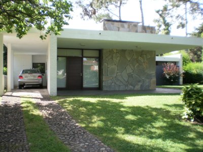 MANSA CHALET EN PARADA  ALQUILA