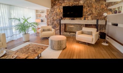 INMPORTANTE CHALET PUNTA DEL ESTE PLAYA MANSA EN VENTA