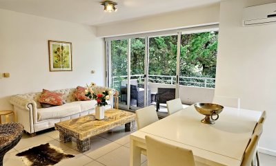 En venta apartamento 2 dormitorios, parrillero propio, edificio con servicios, Playa Brava, Rincón del Indio, Punta del Este