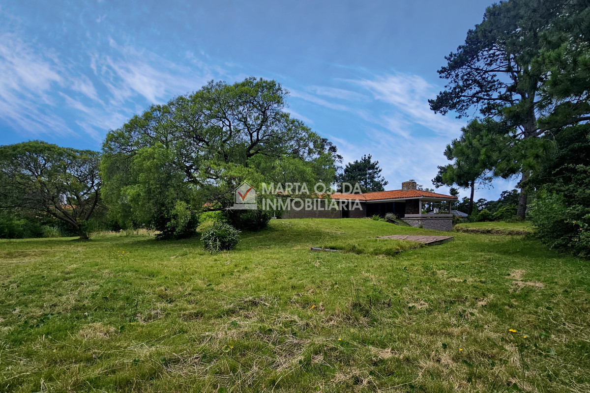 Casa ID.41005 - Venta de casa 3 dormitorios y servicio en El Golf Punta del Este 