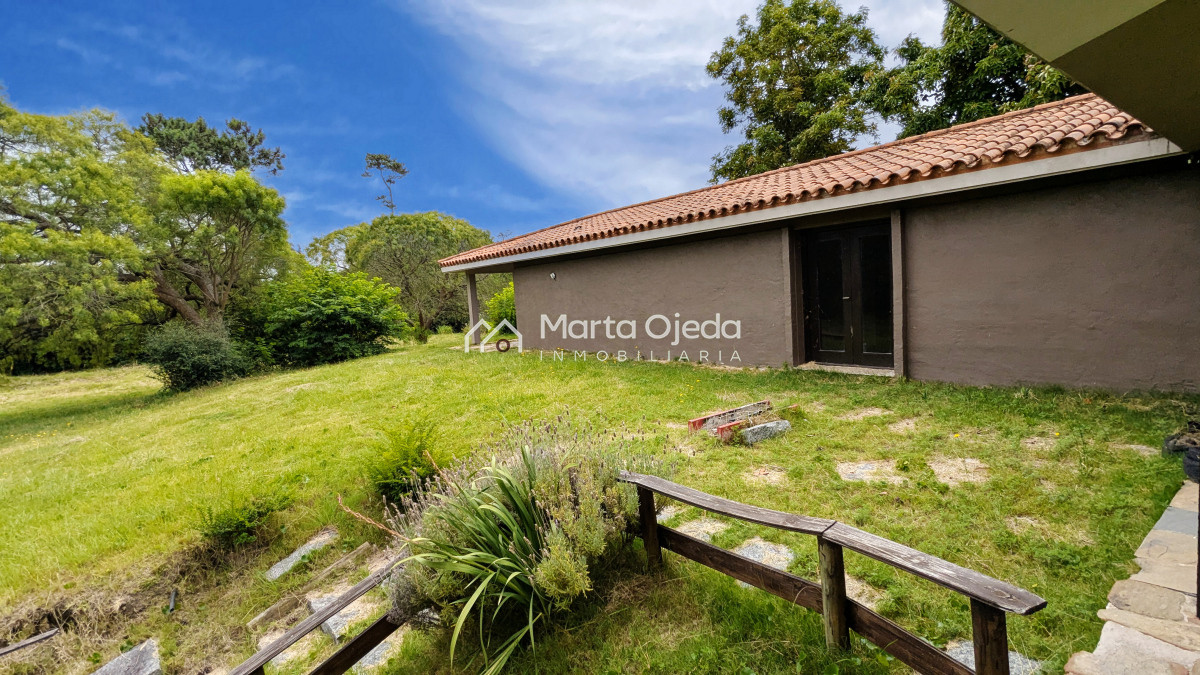 Casa ID.41005 - Venta de casa 3 dormitorios y servicio en El Golf Punta del Este 