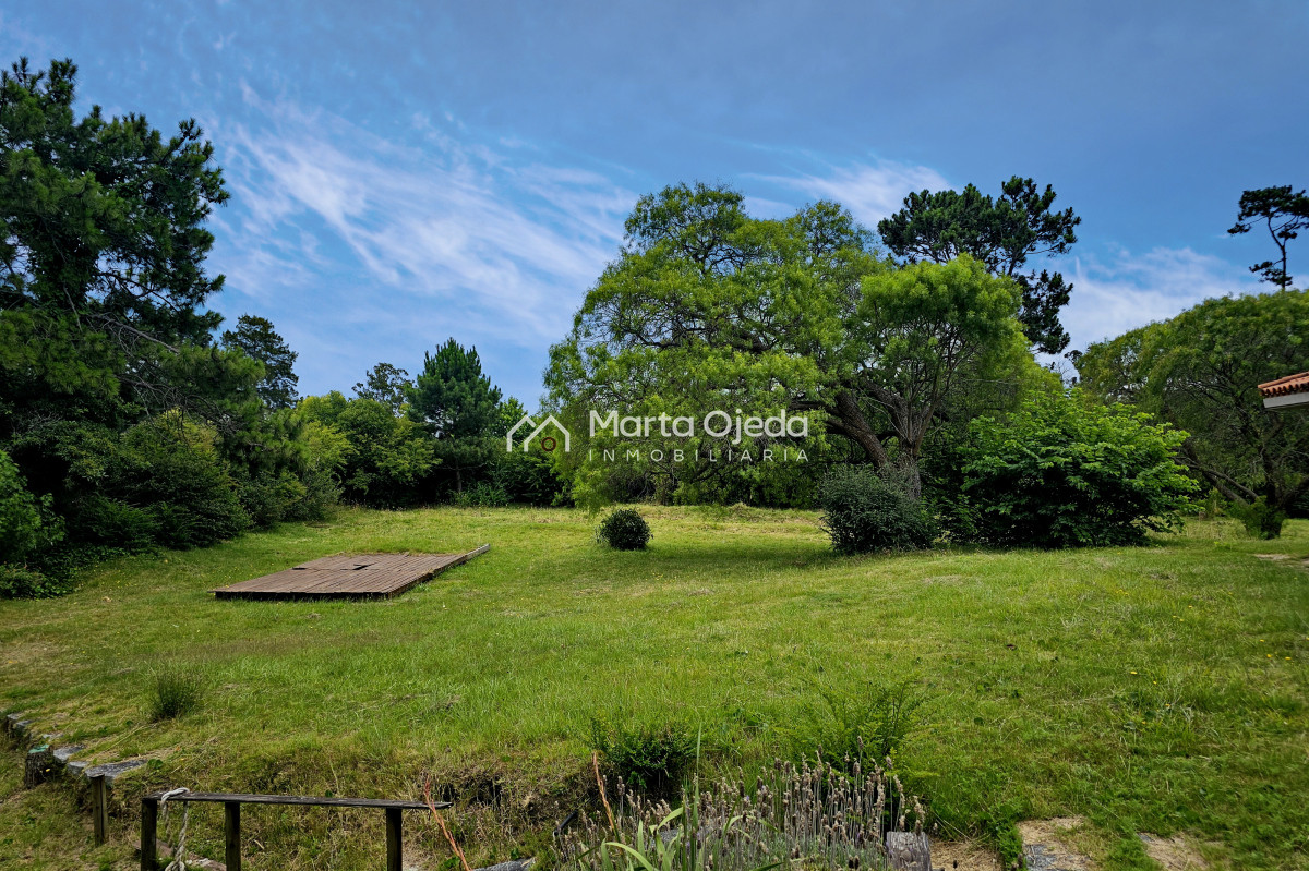 Casa ID.41005 - Venta de casa 3 dormitorios y servicio en El Golf Punta del Este 