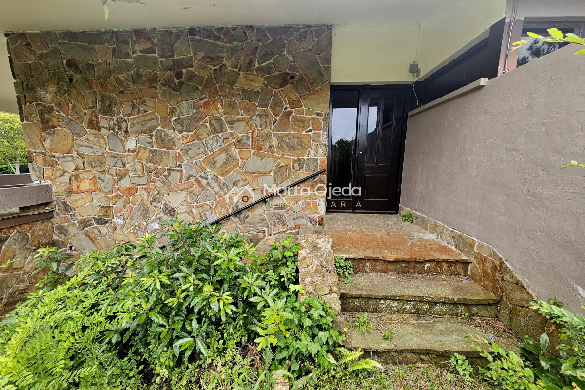 Casa ID.41005 - Venta de casa 3 dormitorios y servicio en El Golf Punta del Este 