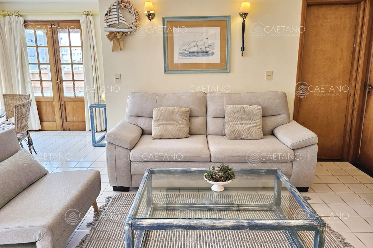 Apartamento de 2 dormitorios y 2 baños a 1 cuadra de Gorlero, con gran terraza y parrillero propio. - DMC223A