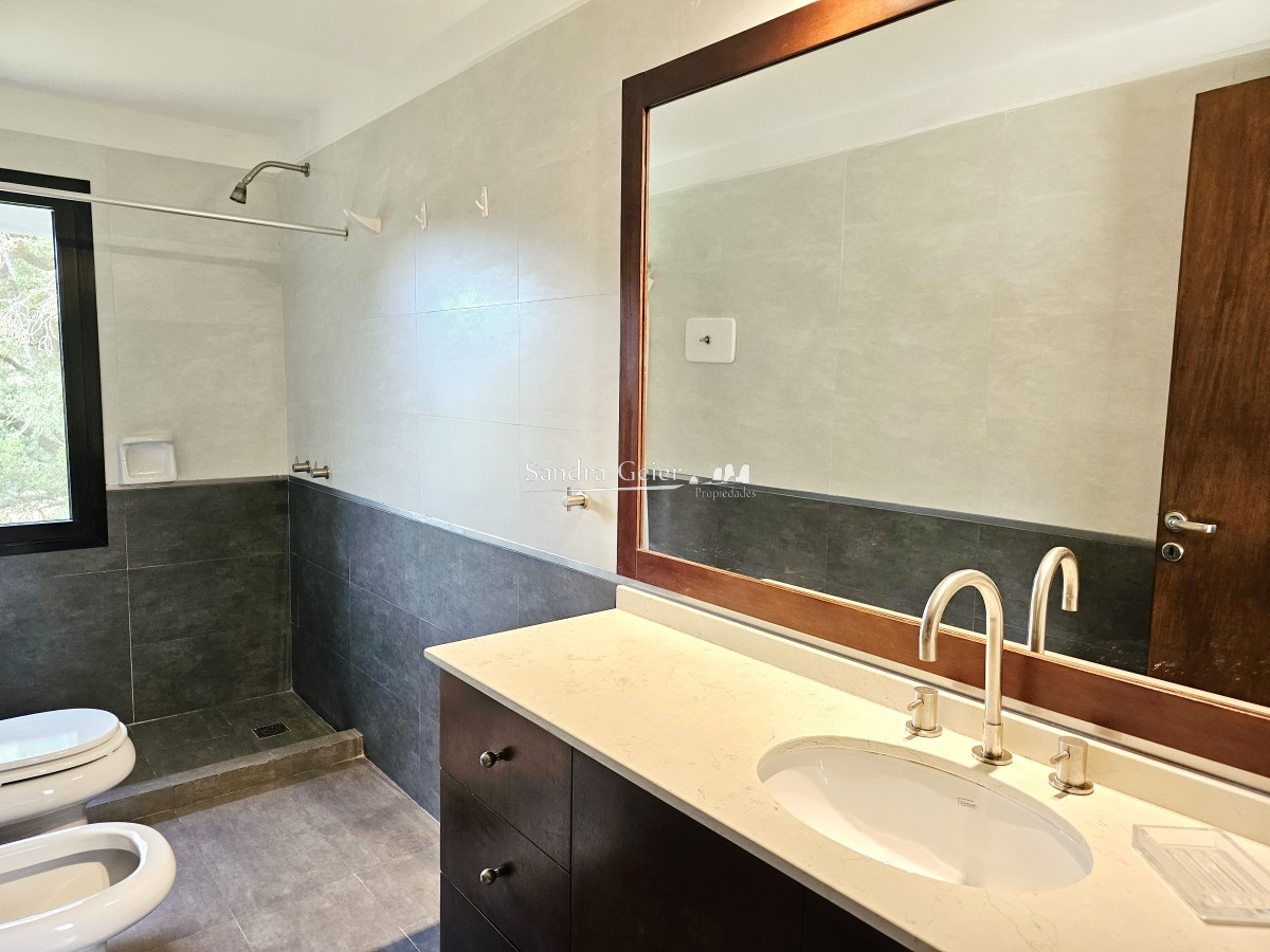 Casa ID.1247 - Excelente casa con piscina en alquiler en Rincon del Indio, playa Brava, Punta del Este.