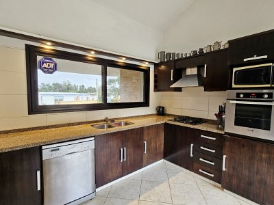 Casa ID.1247 - Excelente casa con piscina en alquiler en Rincon del Indio, playa Brava, Punta del Este.