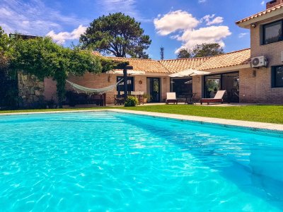 Casa ID.1247 - Excelente casa con piscina en alquiler en Rincon del Indio, playa Brava, Punta del Este.