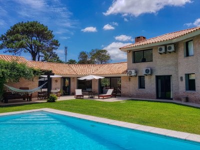 Casa ID.1247 - Excelente casa con piscina en alquiler en Rincon del Indio, playa Brava, Punta del Este.
