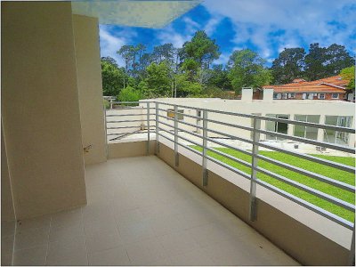 Alquilo apartamento de 2 dormitorios cerca del Shopping, Punta del Este.