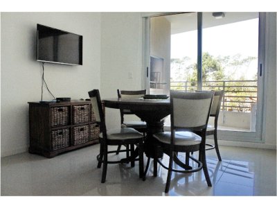 Alquilo apartamento de 2 dormitorios cerca del Shopping, Punta del Este.