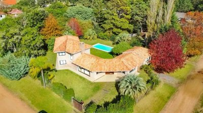 Se vende casa 5 dormitorios, con piscina en Rincon del Indio, playa Brava, Punta del Este.