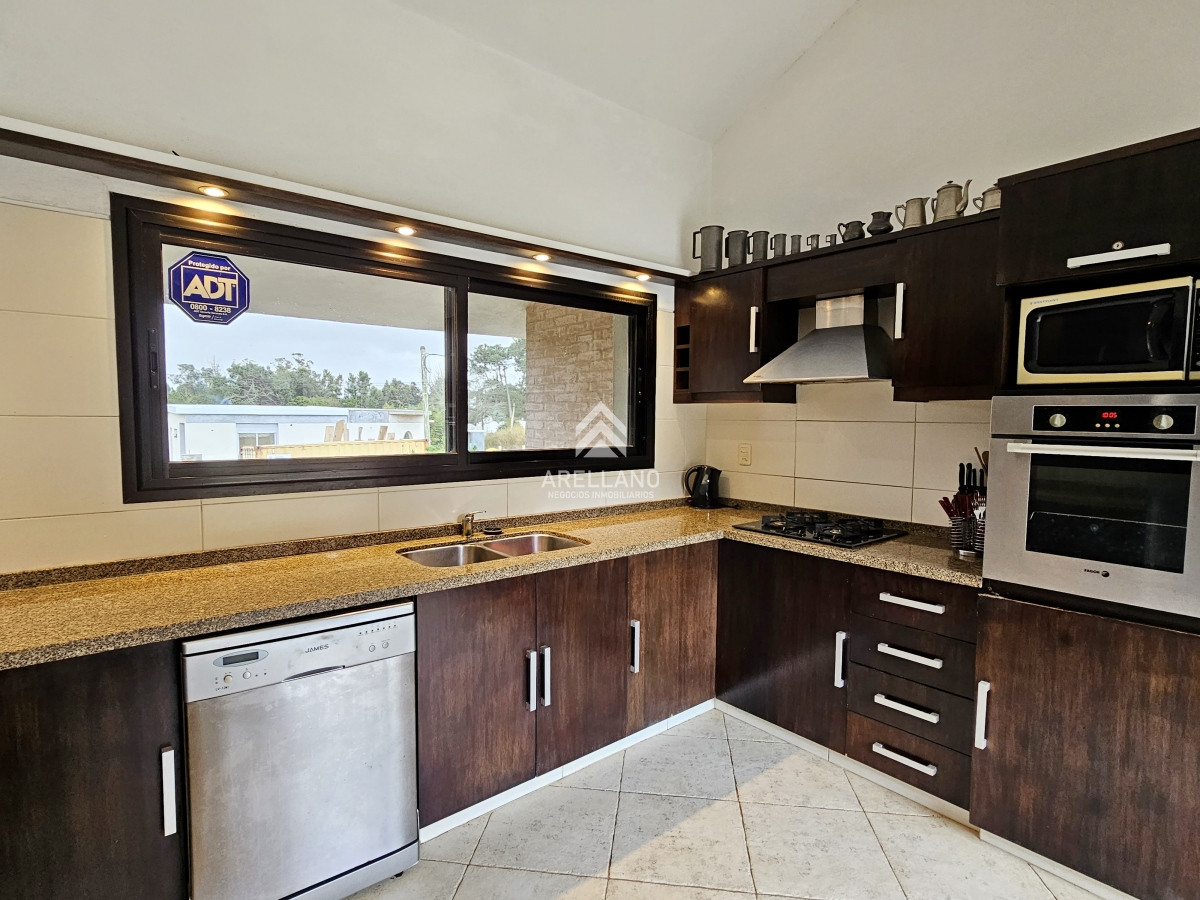 Casa ID.3843 - Se vende casa 5 dormitorios, con piscina en Rincon del Indio, playa Brava, Punta del Este.