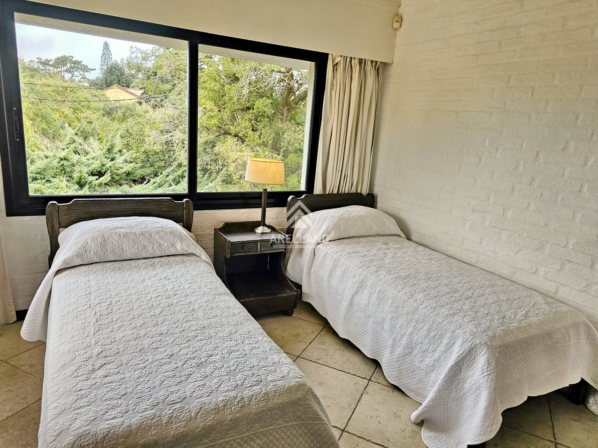 Casa ID.3843 - Se vende casa 5 dormitorios, con piscina en Rincon del Indio, playa Brava, Punta del Este.