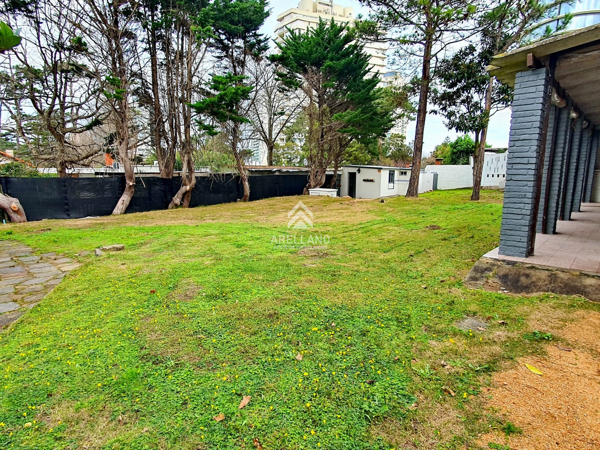 Casa ID.4791 - Vendo casa 4 dormitorios en zona Shopping, Lugano, Punta del Este